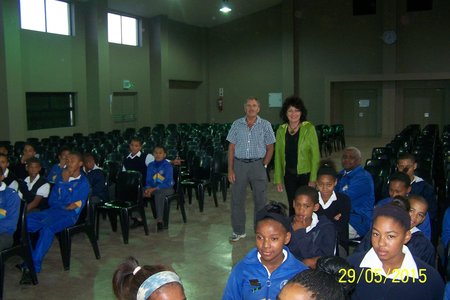 Raadslede Riana de Coning en David Botha tydens ‘n beroepsvoorligtingsessie aan Gansbaai Primêr se Gr 7-leerders